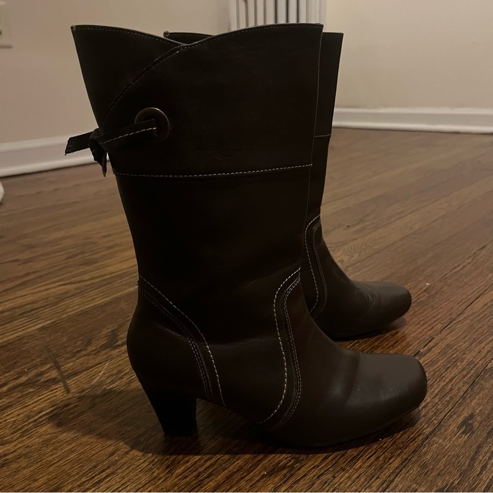 DARK BROWN HEELED BOOTS